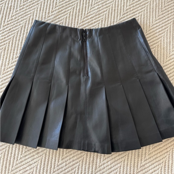 WORN ONCE Alice + Olivia Carter Vegan Leather Pleated Miniskirt - Picture 5 of 11